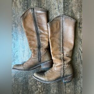 Very used! Worn so many times! Size 6